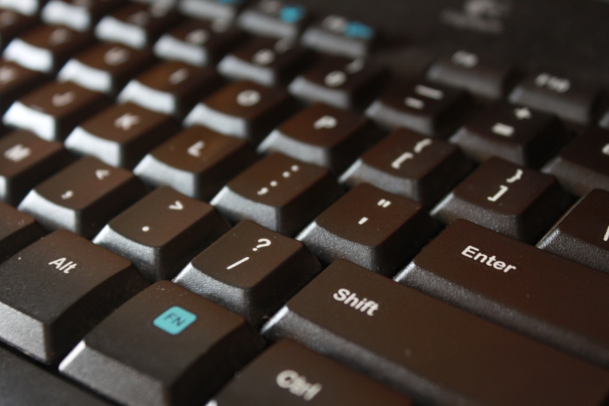 Conoce cuál es la tecla shift o mayúscula del teclado