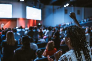 ¿Cuál es el mejor canal digital para anunciar un evento o conferencia?