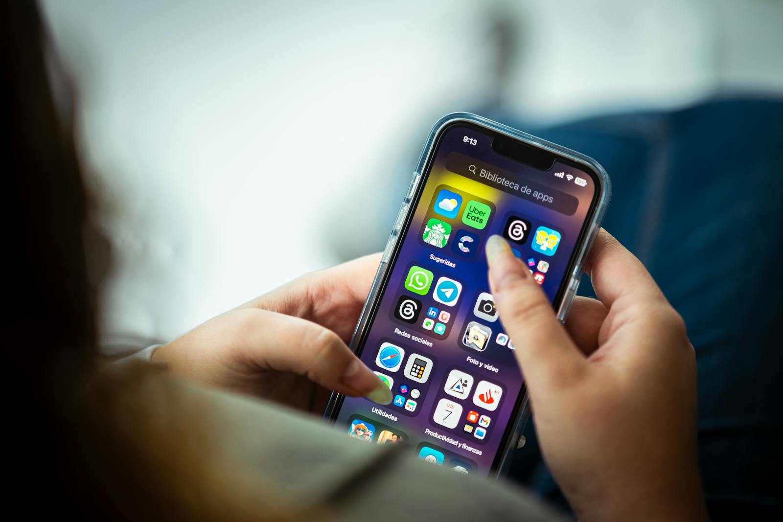 Persona usando una aplicación bancaria en el celular para cobrar la beca Benito Juárez